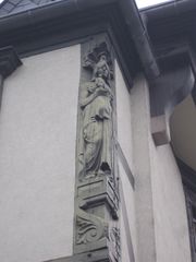 Poteau cornier à l'angle de la rue Schweighaeuser et du boulevard Tauler avec personnage féminin sculpté