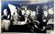 Photo de groupe non datée mais au cours des années 30, avec Tim Helmlinger au fond d'un bus se tenant avec le bras droit, mais à coup sûr, est présent également Robert Danis, dir. de l'Ecole d'Architecture (coll. part.)