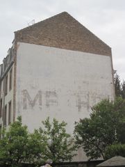 2012, mur pignon avec inscriptions publicitaires