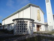 vue de biais avec une probable chapelle en forme de rotonde à gauche