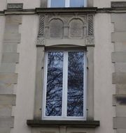 Motif sculpté au dessus de la fenêtre du premier étage de la cage d'escalier