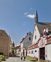 Rue Rapp, à droite Collège Saint-André, à gauche la maison du Prêteur royal et au fond la collégiale Saint-Martin (Google maps, image de 06/2018)