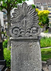 Détail des palmettes avec inscription funéraire sur le haut de la stèle