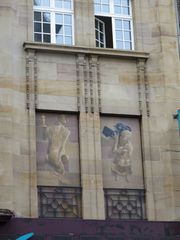 Décor sur les deux baies aveugles à droite sur la façade. La "caryatide-sirène" tient un Oscar et l'atlante porte une caméra avec la mention "Star Production 2002"