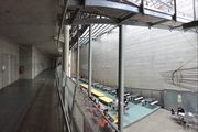 vue intérieur d'un des nouveaux bâtiments, en contre-bas un espace de détente avec buvette