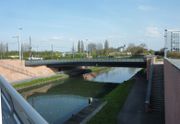 le pont enjambe le canal de la Marne-au-Rhin.