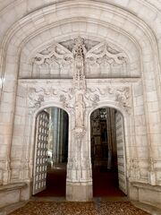 Dans une des galeries du cloître des hôtes, double porte menant à l'église