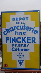 Plaque émaillée apposée dans les magasins vendant la charcuterie Fincker, collection particulière