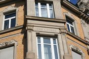 L'inscription "ERB.A.D.1899" (Erbaut Anno Domini 1899, c'est à dire construit en 1899 après Jésus-Christ) se trouve au-dessus de la fenêtre du deuxième étage.