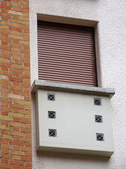 Elément saillant sur la façade l'arrière, ressemblant à un petit balcon muni de petites ouvertures. Il s’agit en réalité du fond d’un garde-manger percé d’ouvertures pour la ventilation.