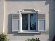 fenêtre avec linteau baroquisant