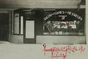 Photo du salon de coiffure du rez-de-chaussée datant peut-être de 1944. On devine la plaque de l'architecte en haut à droite. La photo est rayée d'une croix, avec une mention manuscrite en rouge qui proscrit le français (la Police du bâtiment était alors sous le contrôle de l'occupant nazi).